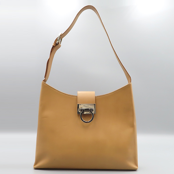 Ferragamo(󰡸) 21 8672    ġ Ŭ  []