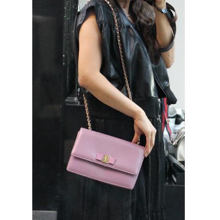 Ferragamo(󰡸) 21 E480  ǾƳ ٶ  Ż ü ũν ̹5 - ̺ ߰ǰ