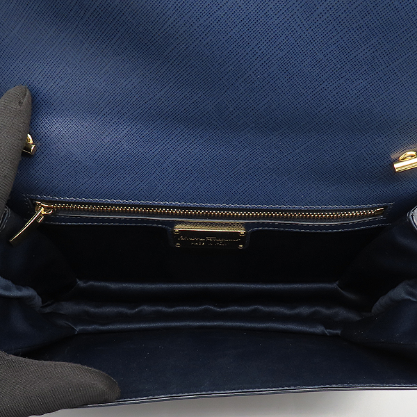 Ferragamo(󰡸) 21 E480 ̺ ÷ ǾƳ ٶ  Ż ü ũν [̷Ե] ̹7 - ̺ ߰ǰ