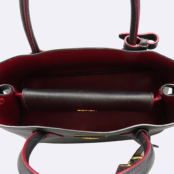 Prada(�����) 1BG775 ���� ���ǾƳ� �ﰢ �ΰ� �κ��� ��Ʈ�� + �����Ʈ�� 2WAY [���ε�������] �̹���6 - ���̺��� �߰���ǰ