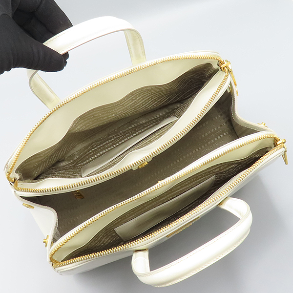 Prada(�����) BN2565 ȭ��Ʈ ���̴�Ʈ ���� �ﰢ �ΰ� ������ ž�ڵ� ��Ʈ�� + �����Ʈ�� 2WAY [��ź�Ե���] �̹���6 - ���̺��� �߰���ǰ