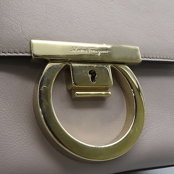 Ferragamo(��󰡸�) 21 H004 �׷��� �÷� ��ġ�� �� �÷� ũ�ν��� [�ϻ�Ե���] �̹���4 - ���̺��� �߰���ǰ