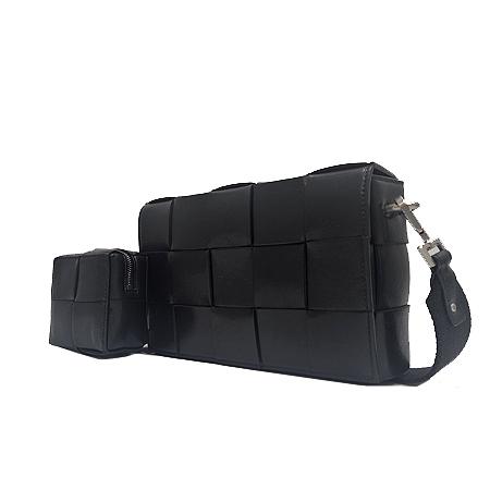 BOTTEGAVENETA(º¸Å×°¡º£³×Ÿ) 741777 ºí·¢ ÀÎÆ®·¹Ä¡¿À À§ºù Ä«¼¼Æ® Å©·Î½º¹é + º¸Á¶ÆÄ¿ìÄ¡ (±¤ÁÖ·Ôµ¥Á¡) BOTTEGAVENETA(º¸Å×°¡º£³×Ÿ) 741777 ºí·¢ ÀÎÆ®·¹Ä¡¿À À§ºù Ä«¼¼Æ® Å©·Î½º¹é + º¸Á¶ÆÄ¿ìÄ¡ (±¤ÁÖ·Ôµ¥Á¡)