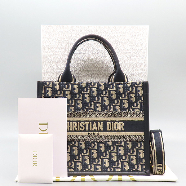 ��� Dior Book Tote ���� �� 