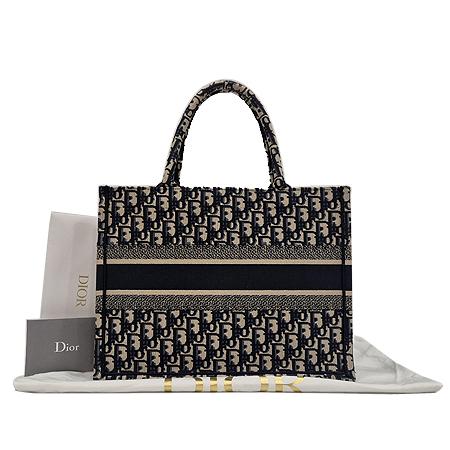 Dior(Å©¸®½ºÃ®µð¿Ã) M1296ZRIW_M828 ºí·ç ¿Àºí¸®Å© ÆÐºê¸¯ ĵ¹ö½º ºÏ Å䯮 ¹Ìµð¾ö Å䯮¹é (±¤ÁÖ·Ôµ¥Á¡) Dior(Å©¸®½ºÃ®µð¿Ã) M1296ZRIW_M828 ºí·ç ¿Àºí¸®Å© ÆÐºê¸¯ ĵ¹ö½º ºÏ Å䯮 ¹Ìµð¾ö Å䯮¹é (±¤ÁÖ·Ôµ¥Á¡)