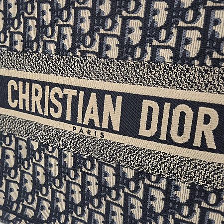 Dior(Å©¸®½ºÃ®µð¿Ã) M1296ZRIW_M828 ºí·ç ¿Àºí¸®Å© ÆÐºê¸¯ ĵ¹ö½º ºÏ Å䯮 ¹Ìµð¾ö Å䯮¹é (±¤ÁÖ·Ôµ¥Á¡) Dior(Å©¸®½ºÃ®µð¿Ã) M1296ZRIW_M828 ºí·ç ¿Àºí¸®Å© ÆÐºê¸¯ ĵ¹ö½º ºÏ Å䯮 ¹Ìµð¾ö Å䯮¹é (±¤ÁÖ·Ôµ¥Á¡)