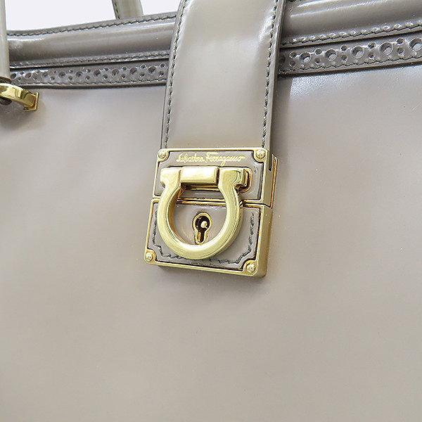 Ferragamo(��󰡸�) 21 E722 �׷��� ���� ��ġ�� �� ��� ��Ʈ�� [��������] �̹���3 - ���̺��� �߰���ǰ