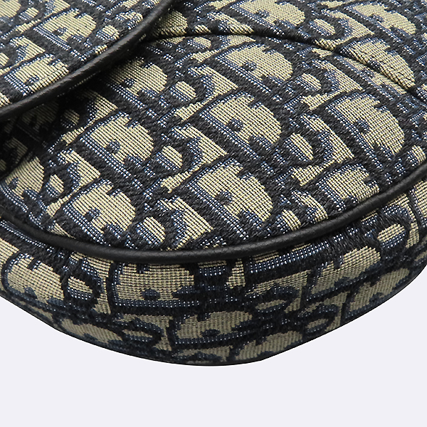 Dior(ũ����î���) 1ADPO211YKY OBLIQUE(������ũ) SADDLE(����) �ƽ� ���� �� �Ŀ�ġ ũ�ν��� [�ϻ�Ե���] �̹���6 - ���̺��� �߰���ǰ