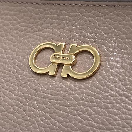 Ferragamo(페라가모) 21-D766 핑크 베이지 레더 간치니 장식 쇼퍼 토트형 숄더백 (광주롯데점) Ferragamo(페라가모) 21-D766 핑크 베이지 레더 간치니 장식 쇼퍼 토트형 숄더백 (광주롯데점)