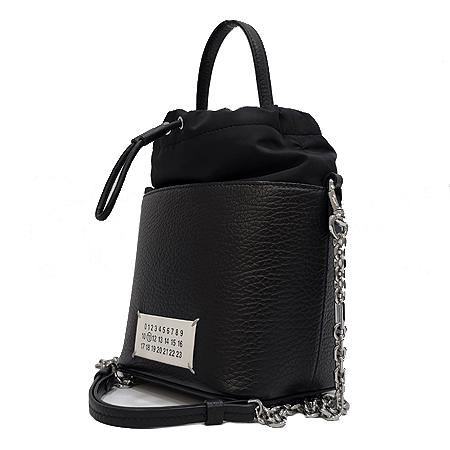 Maison Margiela(메종 마르지엘라) S61WG0035 블랙 레더 넘버 로고 탑 핸들 은장 체인 버킷 크로스백 (광주롯데점) Maison Margiela(메종 마르지엘라) S61WG0035 블랙 레더 넘버 로고 탑 핸들 은장 체인 버킷 크로스백 (광주롯데점)