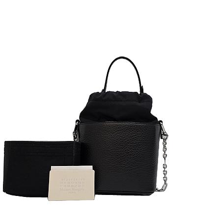 Maison Margiela(메종 마르지엘라) S61WG0035 블랙 레더 넘버 로고 탑 핸들 은장 체인 버킷 크로스백 (광주롯데점) Maison Margiela(메종 마르지엘라) S61WG0035 블랙 레더 넘버 로고 탑 핸들 은장 체인 버킷 크로스백 (광주롯데점)
