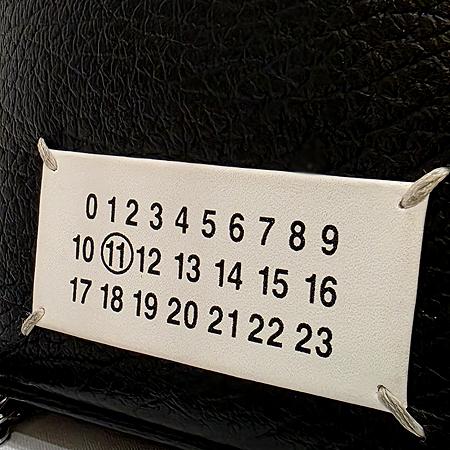 Maison Margiela(메종 마르지엘라) S61WG0035 블랙 레더 넘버 로고 탑 핸들 은장 체인 버킷 크로스백 (광주롯데점) Maison Margiela(메종 마르지엘라) S61WG0035 블랙 레더 넘버 로고 탑 핸들 은장 체인 버킷 크로스백 (광주롯데점)