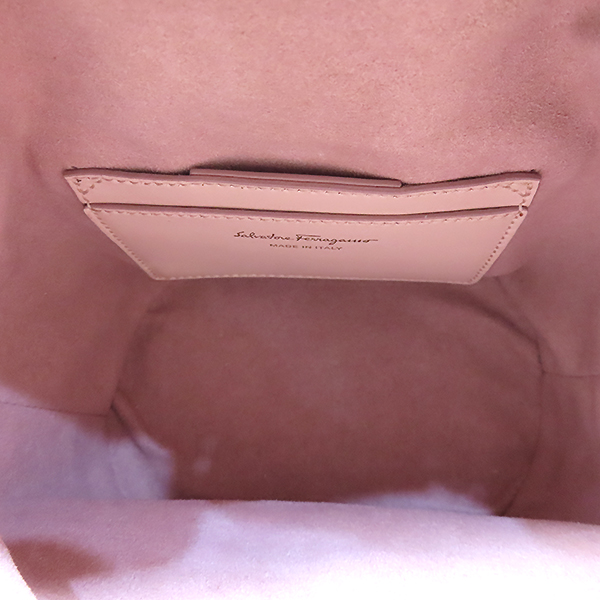 Ferragamo(��󰡸�) 21 H491 �ٶ� ���� ��Ŷ�� ũ�ν��� [�λ꼾�Һ���] �̹���6 - ���̺��� �߰���ǰ