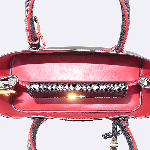 Prada(�����) 1BG887 SAFFIANO(���ǾƳ�) CUIR ���� �κ��� ���� �ﰢ �ΰ� ��� ��Ʈ�� + ��� ��Ʈ�� 2WAY [��������] �̹���6 - ���̺��� �߰���ǰ
