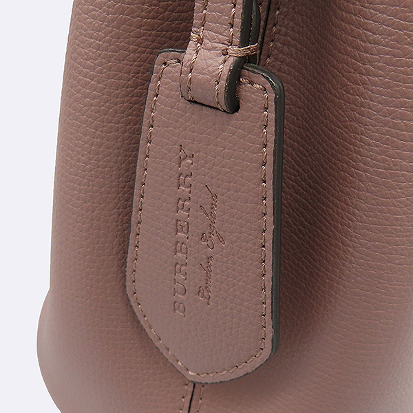 Burberry(������) 40571521 �ֽ� ��ũ ���� �ָ��� �� ��Ŷ ũ�ν��� [��������] �̹���4 - ���̺��� �߰���ǰ