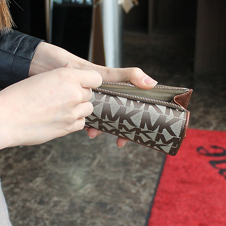 Michael Kors CHECKBOOK WALLET [�����ȭ��] �̹���7 - ���̺��� �߰���ǰ